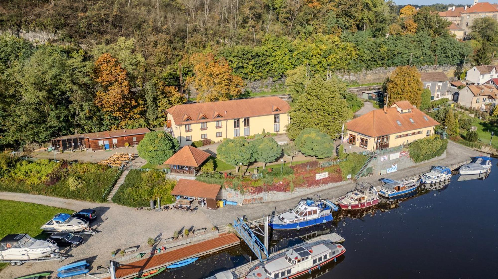 Marina Vltava Hotell Nelahozeves Exteriör bild